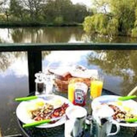 Snug & Secluded Lakeside Shepherds Hut 'Carp' يوكفيلد المظهر الخارجي الصورة