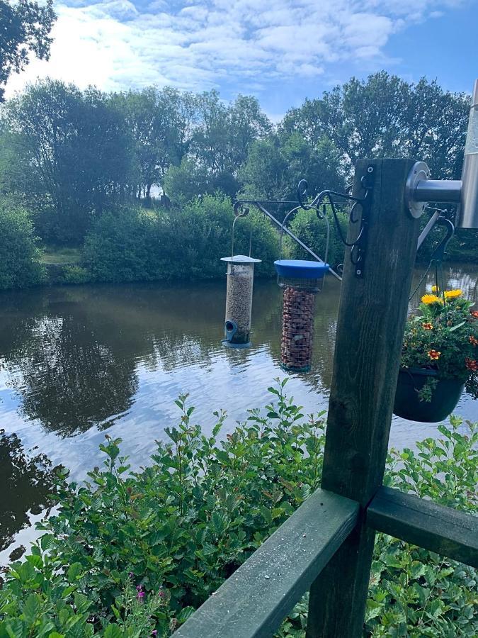Snug & Secluded Lakeside Shepherds Hut 'Carp' يوكفيلد المظهر الخارجي الصورة