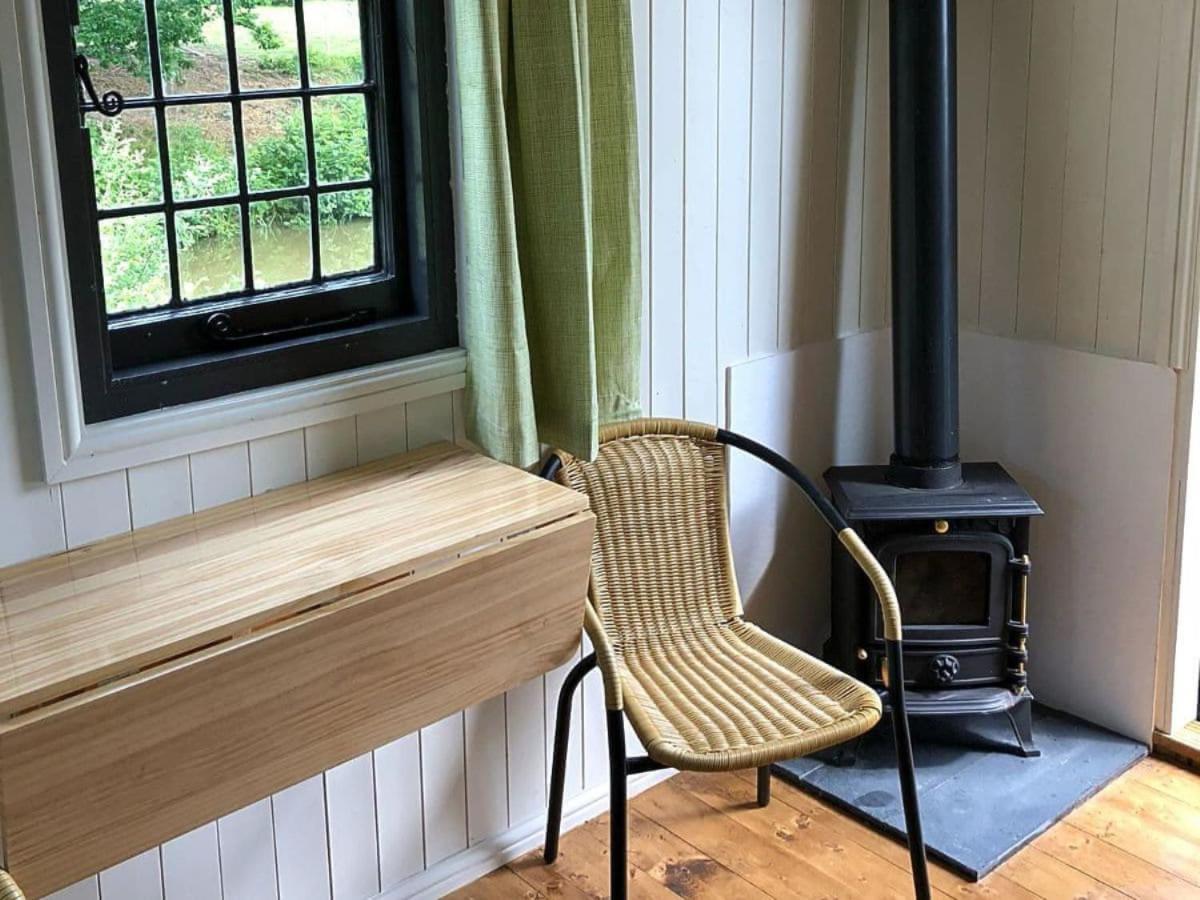 Snug & Secluded Lakeside Shepherds Hut 'Carp' يوكفيلد المظهر الخارجي الصورة