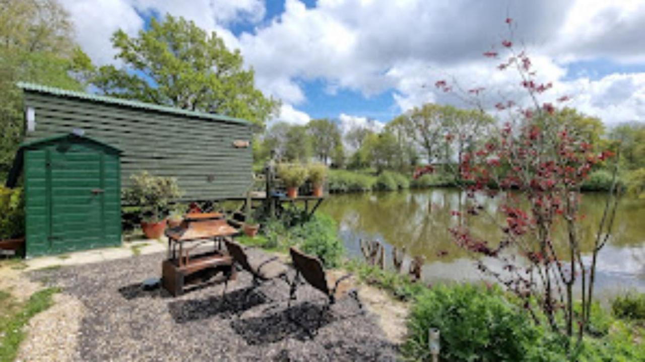Snug & Secluded Lakeside Shepherds Hut 'Carp' يوكفيلد المظهر الخارجي الصورة