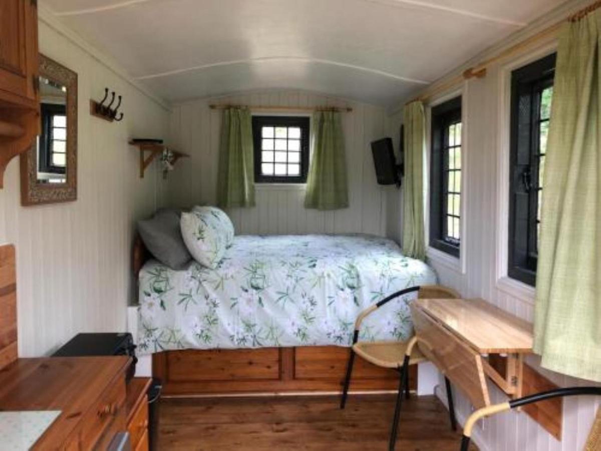 Snug & Secluded Lakeside Shepherds Hut 'Carp' يوكفيلد المظهر الخارجي الصورة