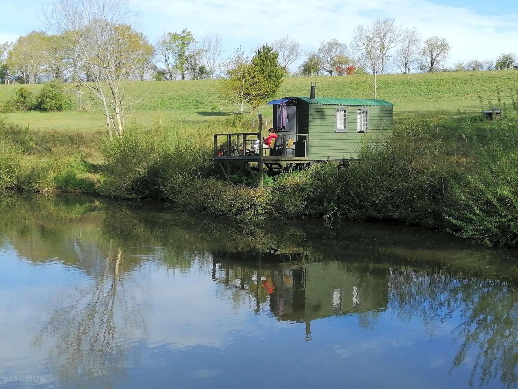 Snug & Secluded Lakeside Shepherds Hut 'Carp' يوكفيلد المظهر الخارجي الصورة