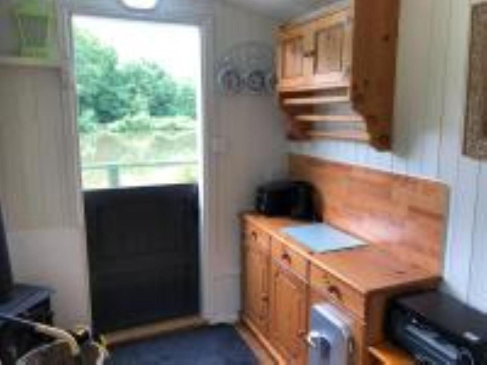 Snug & Secluded Lakeside Shepherds Hut 'Carp' يوكفيلد المظهر الخارجي الصورة