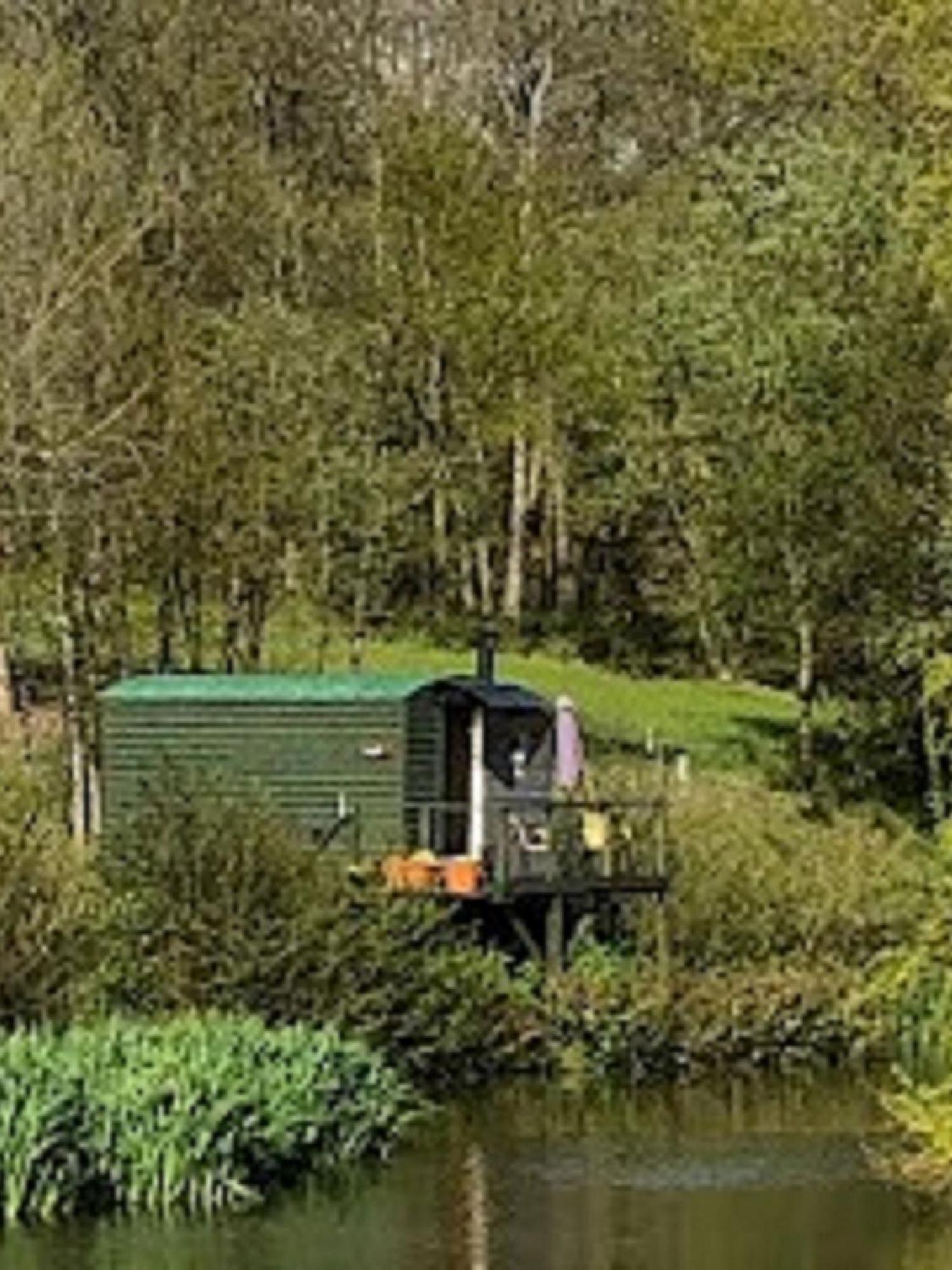 Snug & Secluded Lakeside Shepherds Hut 'Carp' يوكفيلد المظهر الخارجي الصورة