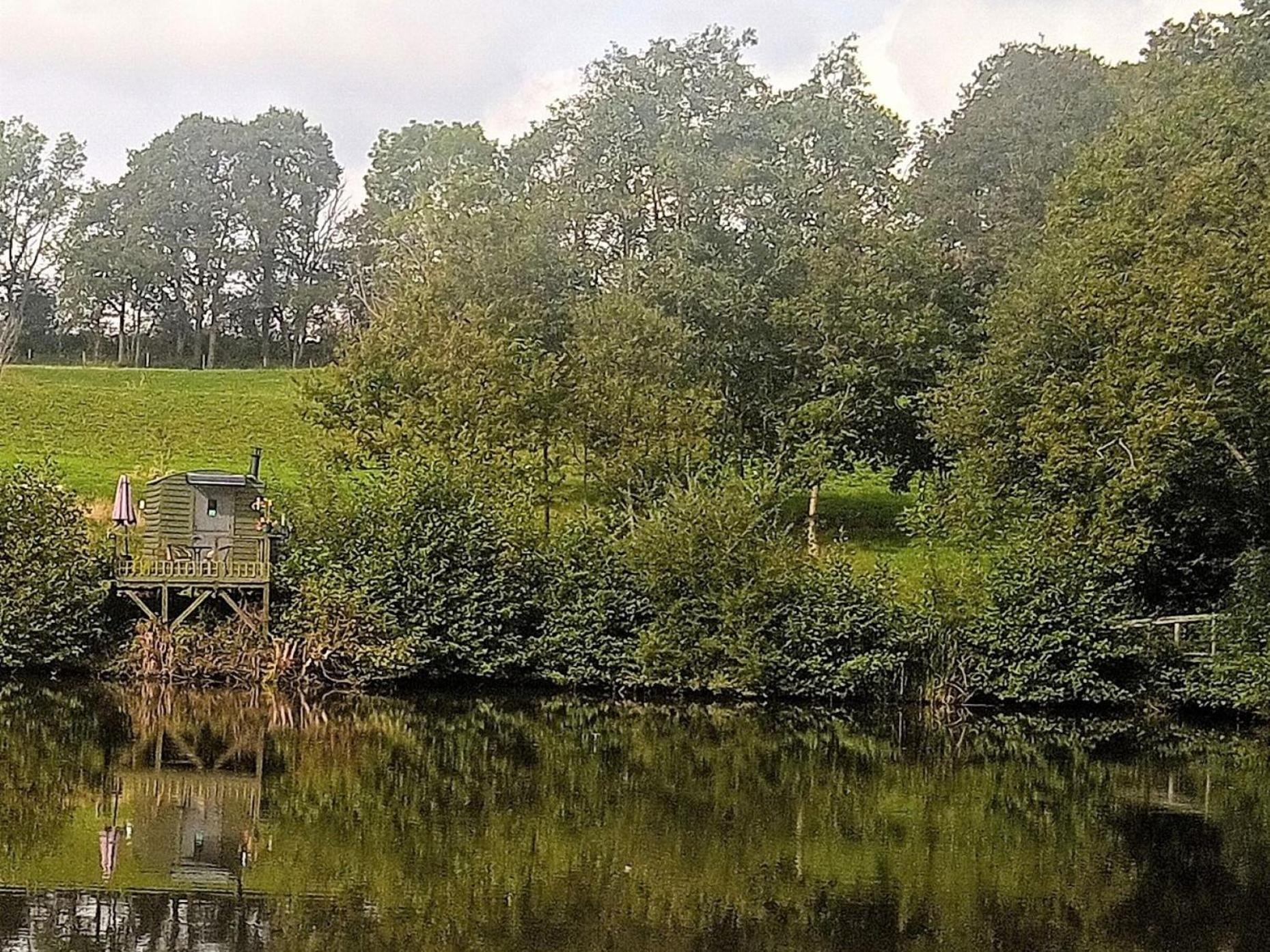 Snug & Secluded Lakeside Shepherds Hut 'Carp' يوكفيلد المظهر الخارجي الصورة